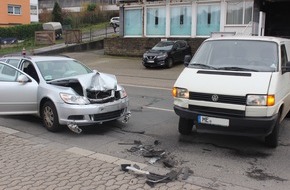 Polizei Mettmann: POL-ME: Hoher Sachschaden und zwei Verletzte beim Abbiegeunfall - Velbert - 2002155