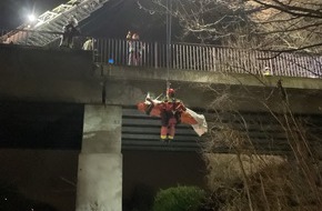 Feuerwehr Dortmund: FW-DO: 13.12.2024 - Mann stürzt von Brücke in Marten