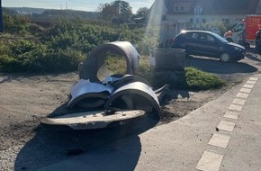 Polizei Bielefeld: POL-BI: PKW räumt Litfaßsäule ab