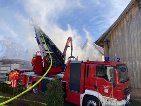 KFV-CW: Feuerwehr kann ein Übergreifen der Flammen auf Wohnhaus verhindern/ Scheune in der Ortsmitte von Lengenloch abgebrannt