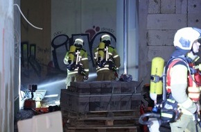 Feuerwehr Dresden: FW Dresden: Feuerwehr Dresden im Einsatz: Brand auf Baustelle und Verkehrsunfall an der Nossener Br&uuml;cke