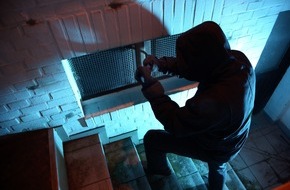 Kreispolizeibehörde Herford: POL-HF: Wohnungseinbruch zur Tageszeit -
Täter brechen Kellerfenster auf
