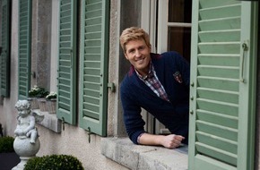 SAT.1: Herzen im Gleichklang: Maxi Arland begleitet in "Schwer verliebt" zehn Singles auf ihrem Weg in den siebten Liebeshimmel - ab Sonntag, 5. Januar 2014, um 19.00 Uhr, in SAT.1 (FOTO)