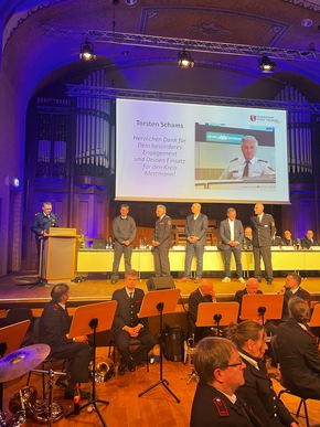 FW-Velbert: Feuerwehr Velbert blickt auf einsatzreiches Jahr zur&uuml;ck - Ehrungen und Zukunftsthemen im Fokus