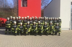 Feuerwehr Hattingen: FW-EN: 32 ehrenamtliche Feuerwehrleute haben dieses Wochenende in Hattingen ihre Grundausbildung begonnen.