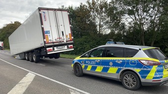 Polizei Rhein-Erft-Kreis: POL-REK: 220920-3: Havarierter Lkw-Auflieger muss gesichert und abgeschleppt werden