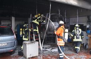 Polizeiinspektion Hameln-Pyrmont/Holzminden: POL-HOL: Flammen schlagen aus Autogaswerkstatt   Großeinsatz der Rettungskräfte / 28-Jähriger leicht verletzt