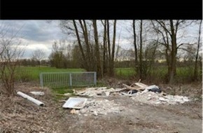 Polizeidirektion Bad Segeberg: POL-SE: Prisdorf - Unzulässige Müllablagerung - Zeugen gesucht (FOTO)