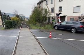 Polizeidirektion Wittlich: POL-PDWIL: Verkehrsunfall am Bahnübergang in Reil