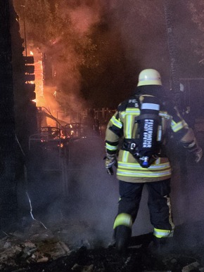 FW Speyer: Gastst&auml;tte in Speyer brennt vollst&auml;ndig aus - 84 Einsatzkr&auml;fte im Einsatz