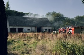 Freiwillige Feuerwehr Kranenburg: FW Kranenburg: Brand in leerstehender Scheune - Feuerwehr verhindert Ausbreitung