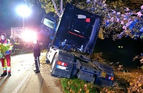 Freiwillige Feuerwehr Schalksmühle: FW Schalksmühle: Verkehrsunfall - LKW prallt gegen Baum