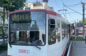 Feuerwehr Dortmund: FW-DO: Mann wird in Eving von Stadtbahn erfasst und verletzt sich schwer