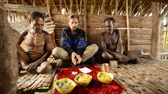 ProSieben: Lecker: Klaas Heufer-Umlauf zu Gast bei Kannibalen! "Joko gegen Klaas - Das Duell um die Welt" am 22. November auf ProSieben (FOTO)