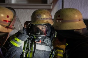 FW LK Neunkirchen: Rauchsäule weist Feuerwehr den Weg - Mehrparteienhaus nach Brand unbewohnbar