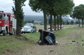 Polizeiinspektion Hameln-Pyrmont/Holzminden: POL-HOL: Landesstraße 584 - Bevern - Forst: 2-jähriger Junge bei Verkehrsunfall getötet - Fahrzeug gegen Baum geprallt -