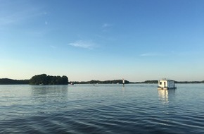 ZDF: "Alles im Fluss": ZDF-Moderatorin Barbara Hahlweg erprobt das Leben auf dem Hausboot (FOTO)