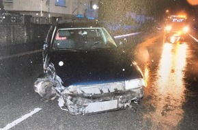 Kreispolizeibehörde Herford: POL-HF: Unfall unter Alkoholeinwirkung - Aufprall auf geparkten PKW verursacht erheblichen Sachschaden