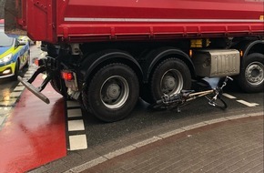 Polizei Dortmund: POL-DO: Lkw biegt ab: Radfahrer springt zur Seite und bleibt unverletzt