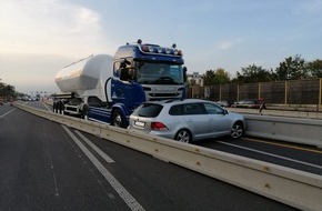 Polizeidirektion Neustadt/Weinstraße: POL-PDNW: Lastkraftwagen schiebt PKW auf der BAB 650 in Baustelle