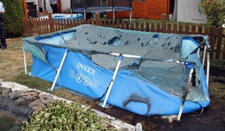 Kreispolizeibehörde Olpe: POL-OE: Swimmingpool bei Heckenbrand beschädigt