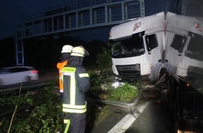 Freiwillige Feuerwehr Bad Salzuflen: FF Bad Salzuflen: Zwei Verletzte nach schwerem LKW-Unfall auf der A2 / Vollsperrung in Fahrtrichtung Hannover sorgt für lange Staus im Berufsverkehr