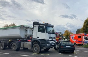 Feuerwehr Hattingen: FW-EN: Verkehrsunfall zwischen PKW und LKW