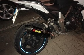 Kreispolizeibehörde Rhein-Kreis Neuss: POL-NE: Unbekannte entwenden Motorrad aus Tiefgarage - Polizei bittet um Hinweise (Fotos anbei)