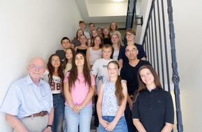 Universit&auml;t Osnabr&uuml;ck: Ehemalige Studierende mit Schulklasse aus Rheine zu Besuch an der Universit&auml;t Osnabr&uuml;ck