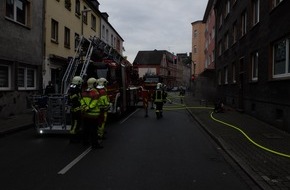 Feuerwehr Gelsenkirchen: FW-GE: Einsatzreicher Freitag für die Feuerwehr Gelsenkirchen. Feuer in einer Dachgeschosswohnung, Kellerbrand und diverse Brandmeldealarme