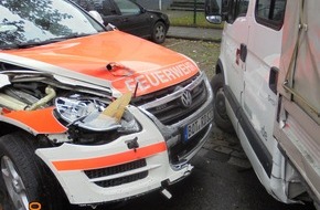 Feuerwehr Bottrop: FW-BOT: Notarzteinsatzfahrzeug bei Einsatzfahrt verunglückt - keine Verletzten