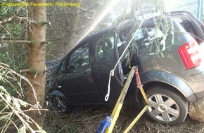 Feuerwehr Plettenberg: FW-PL: Schwerer Verkehrsunfall im Plettenberger Ortsteil Kückelheim. Fahrerin wurde schwer verletzt