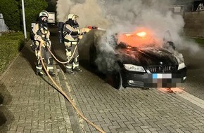 Freiwillige Feuerwehr Hünxe: FW Hünxe: Pkw brennt in voller Ausdehnung
