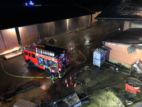 FW Borgentreich: Brand einer Maschinenhalle in Borgholz. Hoher Sachschaden. 4 Personen wurden verletzt.