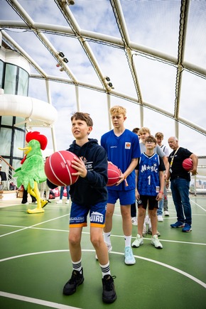 Aktuelle Pressemeldung: Kurz vor der Frauen-WM: Basketball-Prominenz zu Gast auf AIDAperla