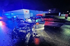 Polizei Mettmann: POL-ME: Hoher Sachschaden nach Verkehrsunfall: Beifahrer leicht verletzt - Langenfeld - 2408089