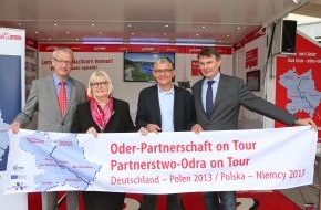 visitBerlin: Premiere: Sommer-Tour durch die Oderregion / Das Sommer-Mobil der Oder-Partnerschaft tourt unter dem Motto "Lerne deinen Nachbarn kennen" durch Deutschland und Polen (BILD)