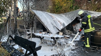 FW-OE: Feuerwehreinsatz in Lennestadt-Grevenbrück - Gartenhütte brennt in voller Ausdehnung