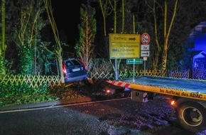 Feuerwehr Heiligenhaus: FW-Heiligenhaus: Auto stieß Gastank und Strommast um (Meldung 4/2018)