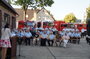 Feuerwehr Samtgemeinde Wathlingen: FW Wathlingen: Ehrenortsbrandmeister ernannt und neuer Ger&auml;tewagen Logistik 2 offiziell &uuml;bergeben - Feierlichkeiten bei der Ortsfeuerwehr Nienhagen