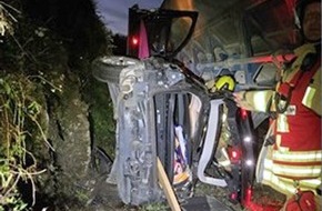 Polizei Mettmann: POL-ME: 43-jährige Mercedes-Fahrerin von Zug erfasst und schwer verletzt - Ratingen - 2211117