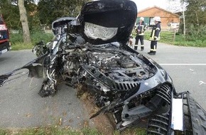 Polizeiinspektion Cuxhaven: POL-CUX: Schwerer Verkehrsunfall im Bereich Wersabe (Hagen im Bremischen) - Beifahrerin erleidet schwere Verletzungen - Rettungshubschrauber im Einsatz - Hochwertiger Sportwagen mit Totalschaden