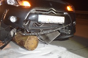 Polizeidirektion Kaiserslautern: POL-PDKL: Holzscheite auf Autobahn gelegt - Verkehrsunfall mit Sachschaden