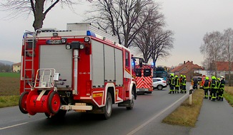 Polizeiinspektion Hameln-Pyrmont/Holzminden: POL-HM: Renault prallt auf der Bundesstraße 1 bei Marienau gegen Baum - Autofahrer wird schwer verletzt