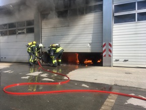 FW Lage: Brand einer Kehrmaschine in der Fahrzeughalle des Bauhofes