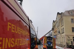 Feuerwehr Dresden: FW Dresden: Rauchentwicklung in Wohngebäude und einem Zug
