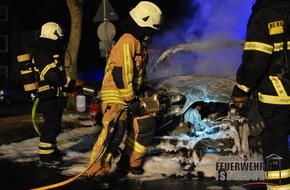 Feuerwehr Iserlohn: FW-MK: BMW brennt in voller Ausdehnung - Feuer greift auf weiteren PKW über