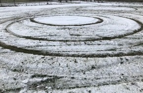 Polizeidirektion Landau: POL-PDLD: Zum wiederholten Male Reifenspuren auf dem Sportplatz