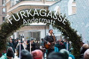 Neuer Einkaufs- und Genusstreffpunkt in Andermatt Reuss: Erfolgreiche Eröffnung der Furkagasse