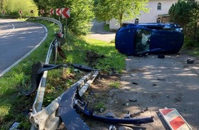 Kreispolizeibehörde Oberbergischer Kreis: POL-GM: Sekundenschlaf - 24-Jähriger überschlägt sich mit Auto